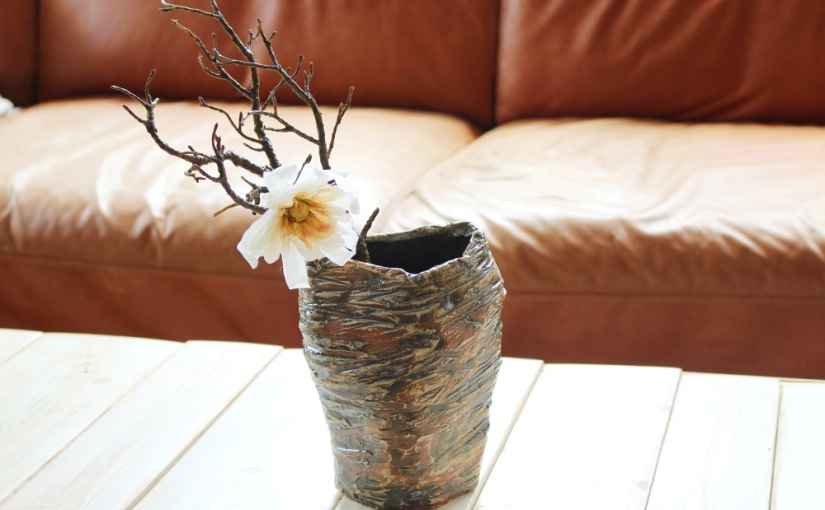 Sternmagnolie aus Papier in selbstgetöpferter Wabi-Sabi-Vase